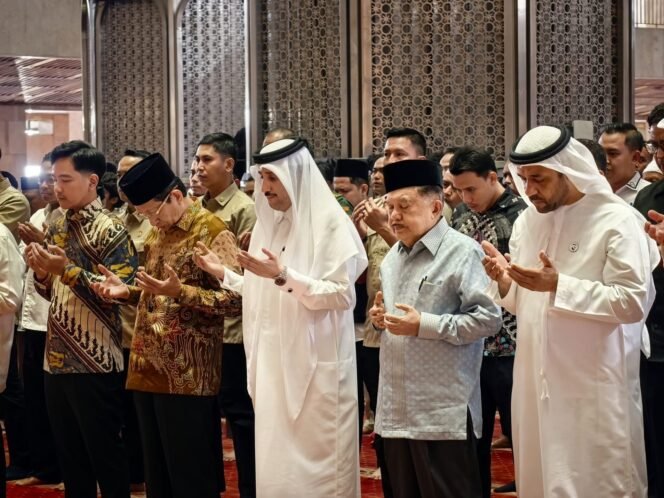
					Jusuf Kalla Sampaikan Duka Cita atas Wafatnya Amir Qatar, Ikut Sholat Ghaib di Masjid Istiqlal