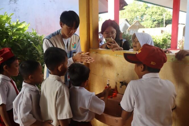 
					Tak Sekadar Cuci Tangan, Ini Cara Mahasiswa Unhas Cegah Diare dan Risiko Stunting di Takalar
