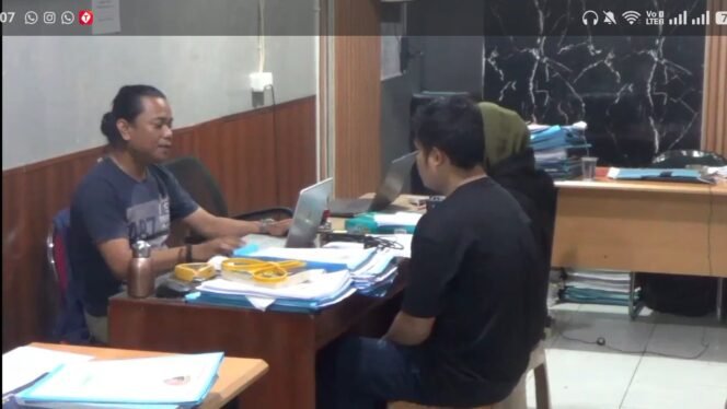 
					Viral! Pasutri di Gowa Ditangkap Usai Jual Emas Palsu, Modusnya Bawa Nota Mirip Asli