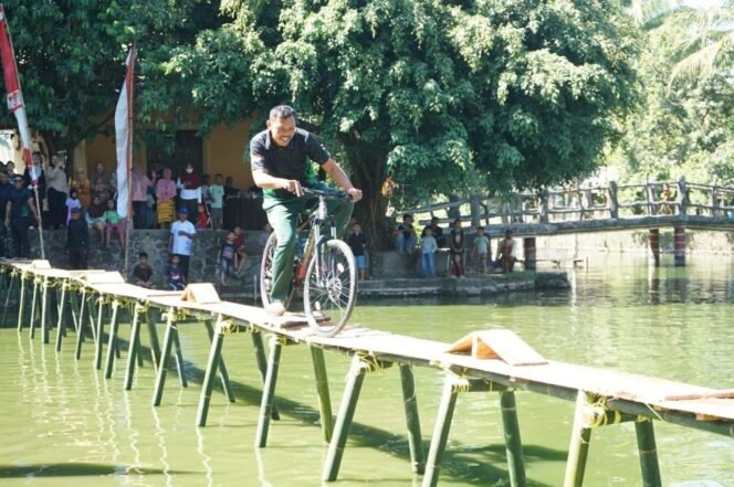 
					Kocak! Lomba Sepeda Lintas Kolam Kodim Gowa Bikin Peserta Nyemplung, Penonton Riuh