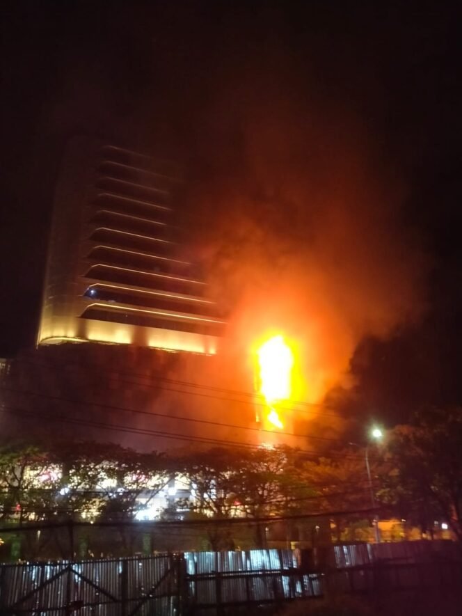 
					Mall Nipah Terbakar, Pengunjung Panik