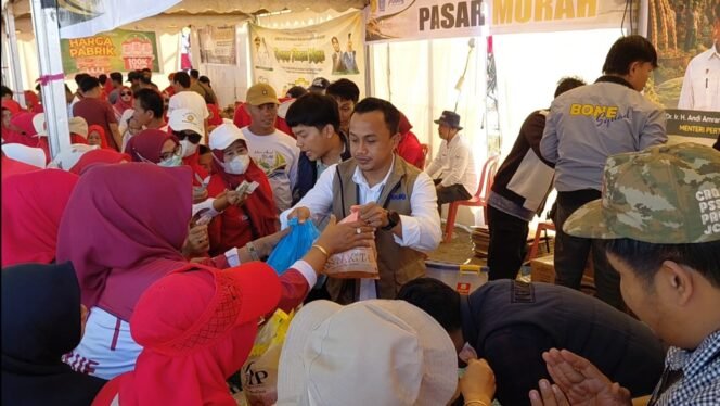 
					Puluhan Ribu Warga Serbu Pasar Murah BULOG di Bone, 40 Ton Beras SPHP Disiapkan