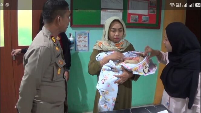 
					Bayi Perempuan Terbungkus Kain Dibuang di Pinggir Jalan Gowa, Ditemukan Masih Hidup