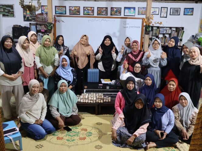 
					Dorong Usaha Telur dan Sayur Warga Bantul, Tim Undip Serahkan Bantuan Mesin Tetas untuk KWT OASIS