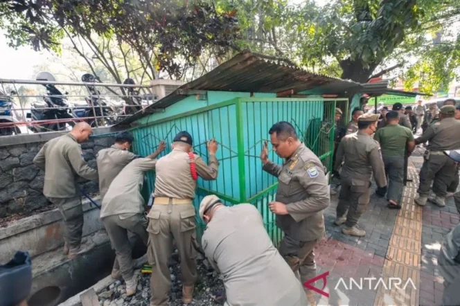 
					Pemkot Bandung Tegaskan PKL Dilarang Bangun Fasilitas Permanen di Trotoar dan Saluran Air
