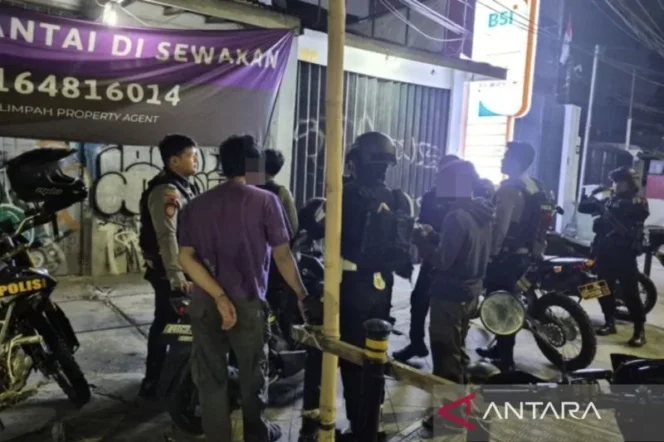 
					Patroli Gabungan Bubarkan Aksi Tawuran di Cakung, Polisi Amankan Dua Senjata Tajam