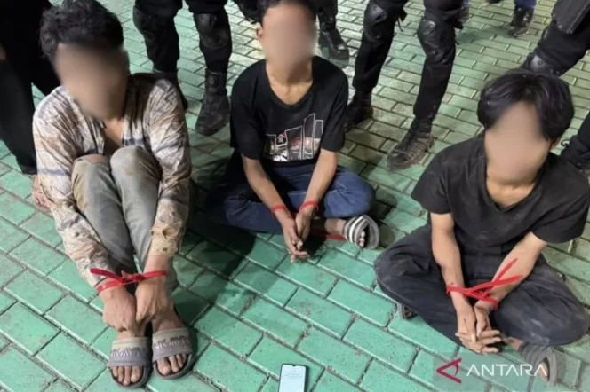 
					Tiga Pelaku Perampasan Ponsel Sopir Truk di Exit Tol Tomang Diringkus Brimob