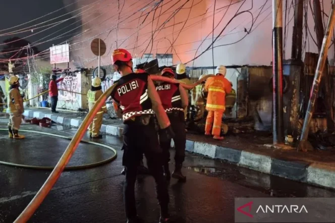 
					Kebakaran Landa Kebayoran Lama, 18 Rumah Hangus dan 150 Warga Terdampak