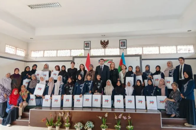 
					Kedubes Azerbaijan Kenang Pahlawan Perang Patriotik Bersama Anak Panti Asuhan di Jakarta