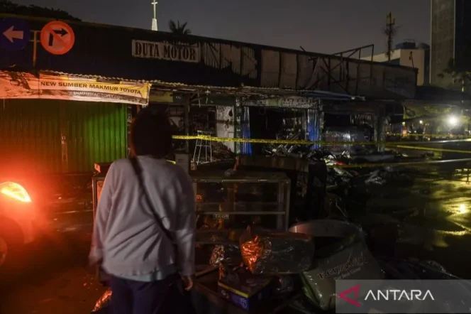 
					Korsleting Listrik Picu Kebakaran di Pasar Mobil Kemayoran, Tiga Kios Hangus