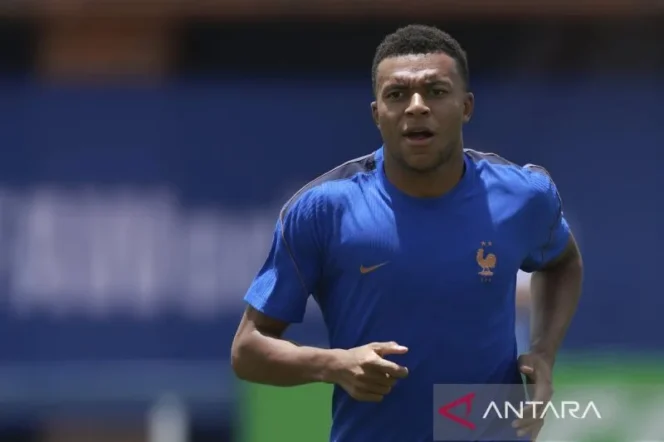 
					Kylian Mbappe Gambarkan Momen Dilatih Zinedine Zidane Seperti Adegan dalam Film