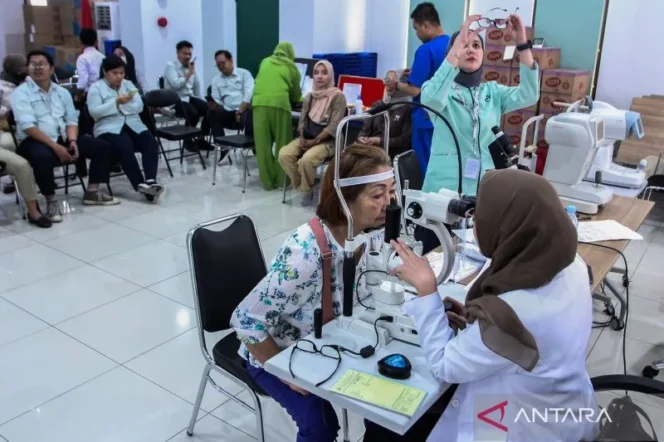 
					Mengenal Perbedaan Mata Minus dan Plus: Penyebab, Gejala, dan Cara Mengatasinya