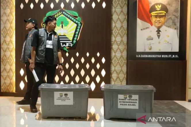 
					Tim Gabungan Geledah Kantor dan Rumah Jabatan Bupati Gowa Terkait Kasus Gratifikasi PBG-SLF