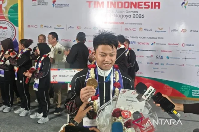 
					Lifter Rahmat Erwin Abdullah Persembahkan Medali Emas Asian Games untuk Keluarga